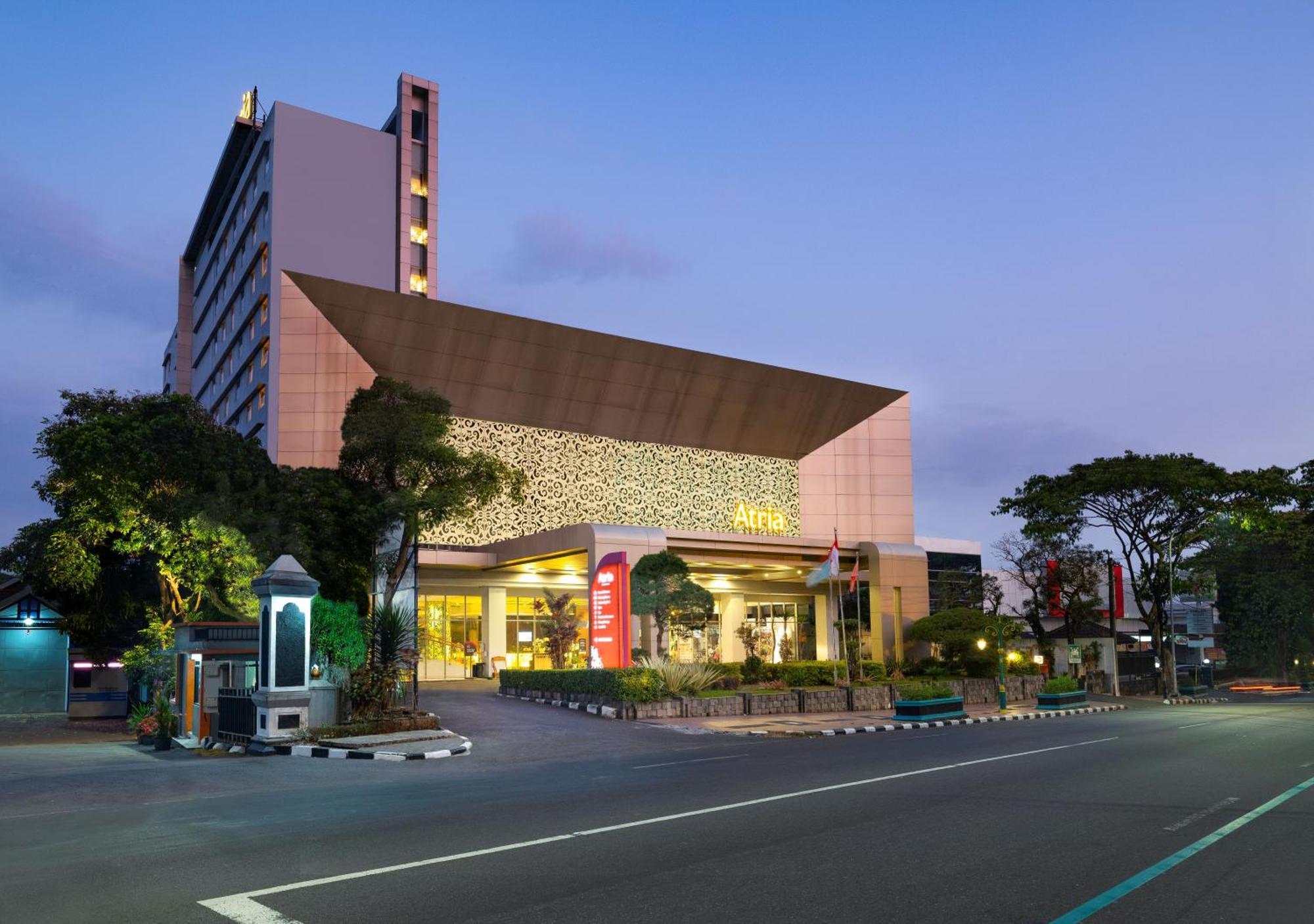 Atria Hotel Магеланг Экстерьер фото