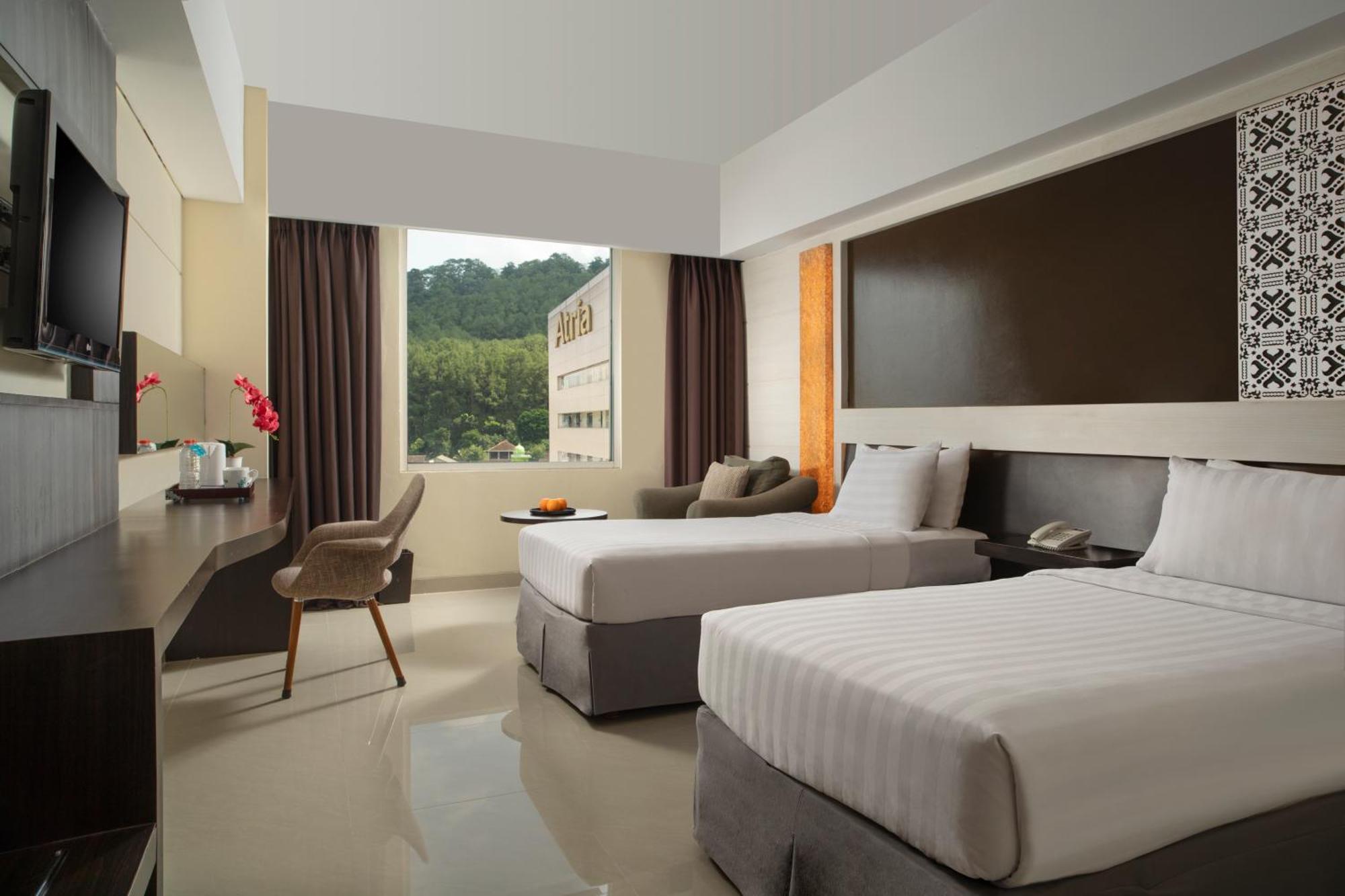 Atria Hotel Магеланг Экстерьер фото