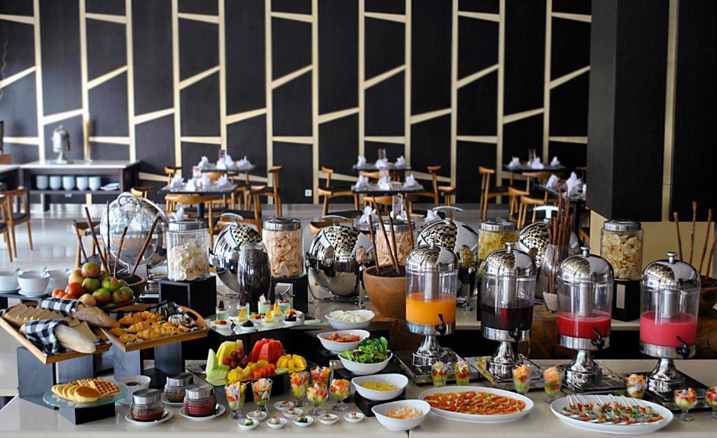 Atria Hotel Магеланг Экстерьер фото